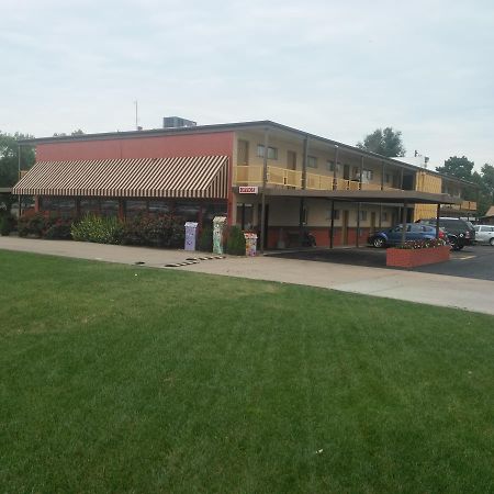 Great Bend Travelers Budget Inn מראה חיצוני תמונה