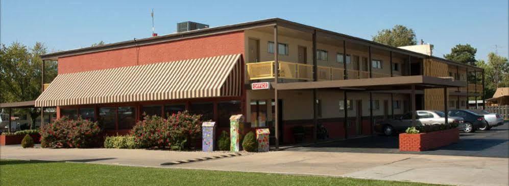 Great Bend Travelers Budget Inn מראה חיצוני תמונה