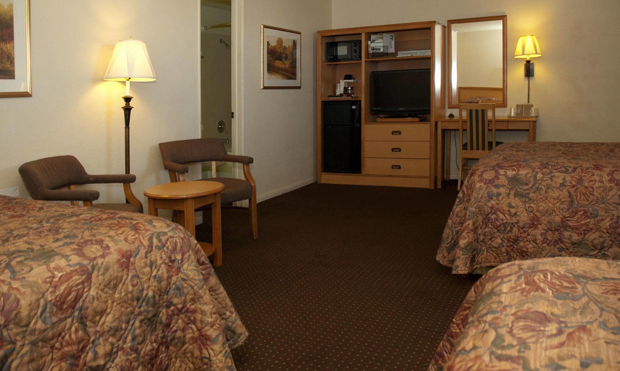 Great Bend Travelers Budget Inn מראה חיצוני תמונה