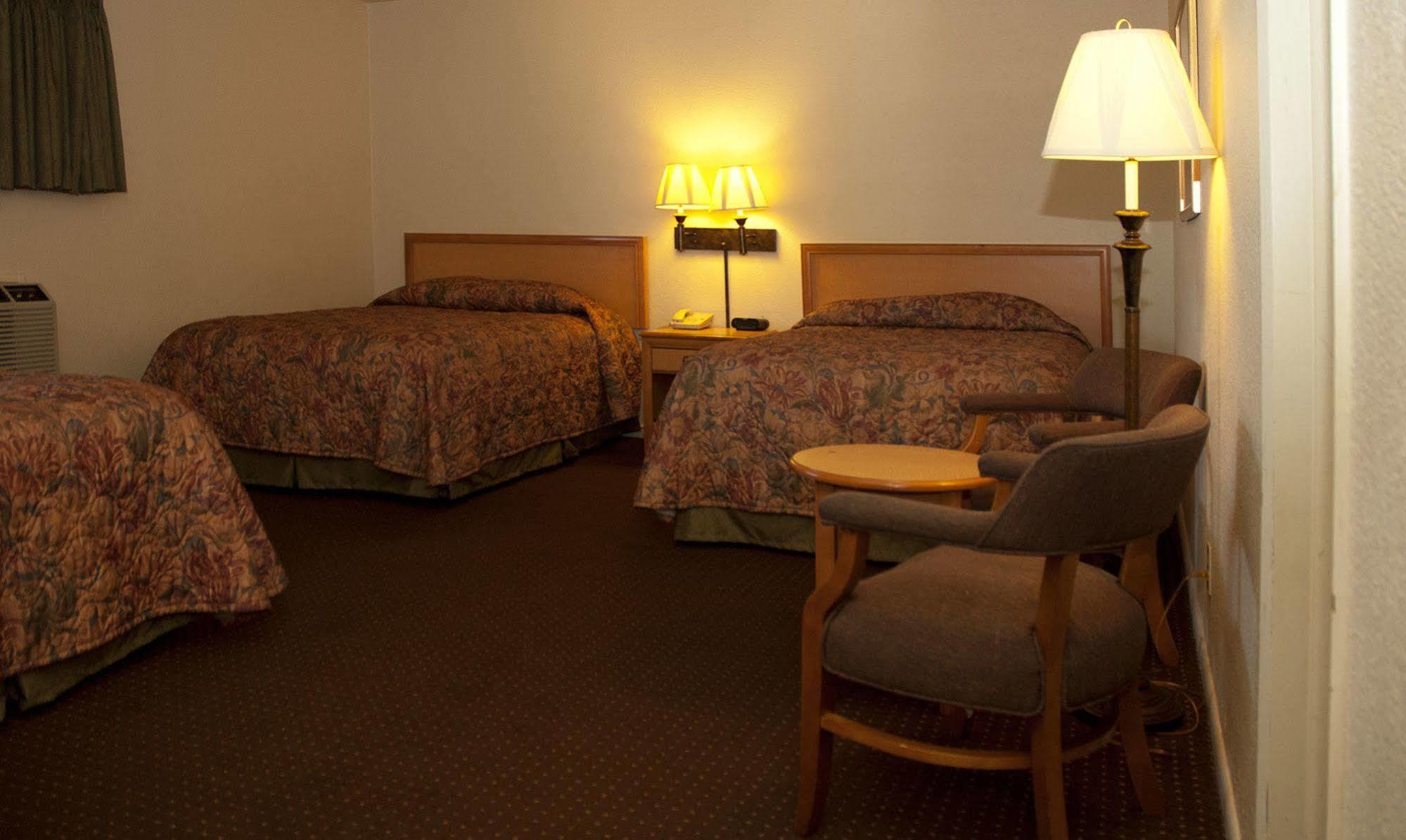 Great Bend Travelers Budget Inn מראה חיצוני תמונה